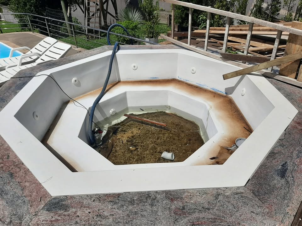 Banheira de hidromassagem antes da recuperação, com interior danificado