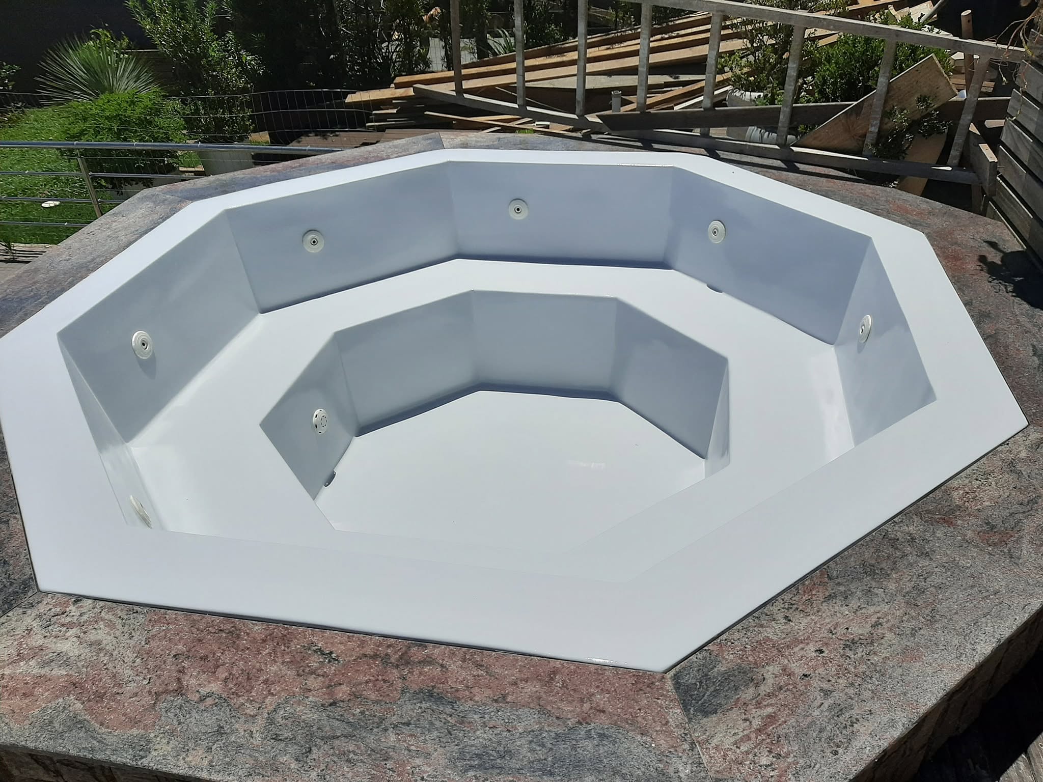 Banheira de hidromassagem recuperada, com acabamento branco renovado